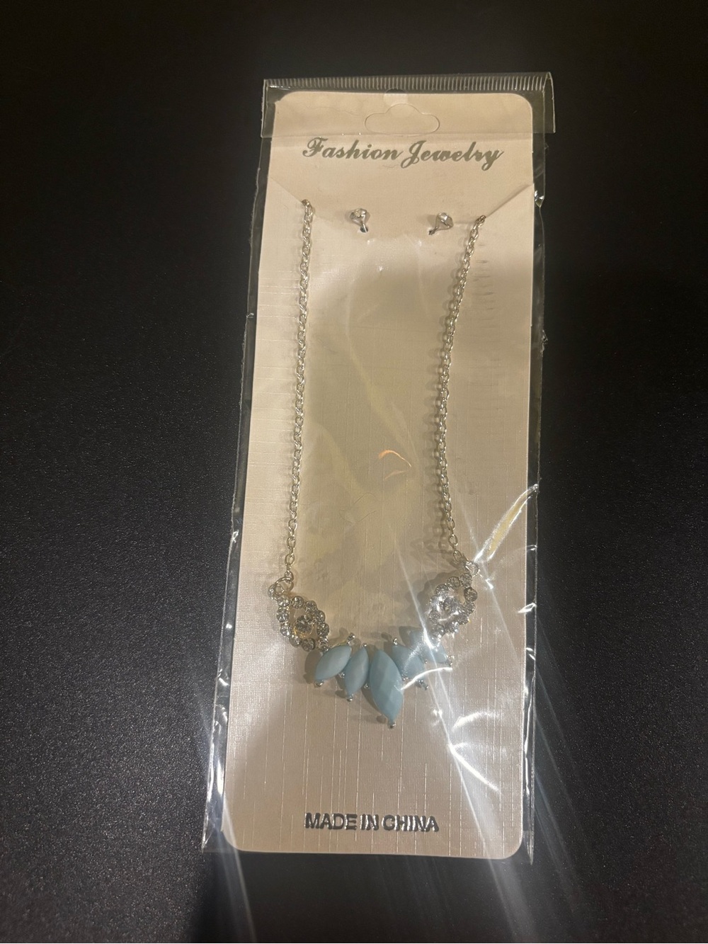 Fashion Jewelry Silver Necklace with Light Blue Accents0553